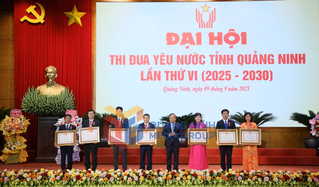 Thừa ủy quyền của Chủ tịch nước, đồng chí Vũ Đại Thắng, Uỷ viên Ban Chấp hành Trung ương Đảng, Bí thư Tỉnh uỷ, Trưởng Đoàn ĐBQH tỉnh trao Huân chương Lao động hạng Ba cho 7 cá nhân (9-2025). Ảnh: Minh Hà