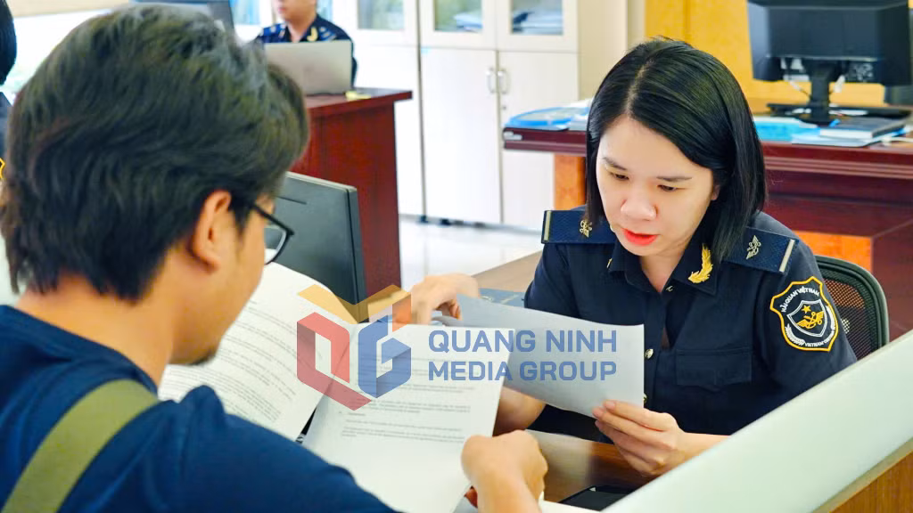 Công chức Hải quan cửa khẩu cảng Hòn Gai hướng dẫn doanh nghiệp thực hiện các thủ tục thông quan hàng hóa (9-2025). Ảnh: Hoàng Nga