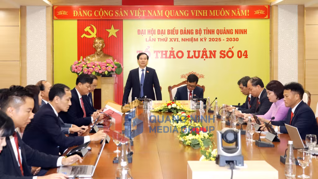 Đồng chí Vũ Quyết Tiến, Phó Bí thư Tỉnh ủy phát biểu tại Tổ thảo luận số 4 (9-2025). Ảnh: PV
