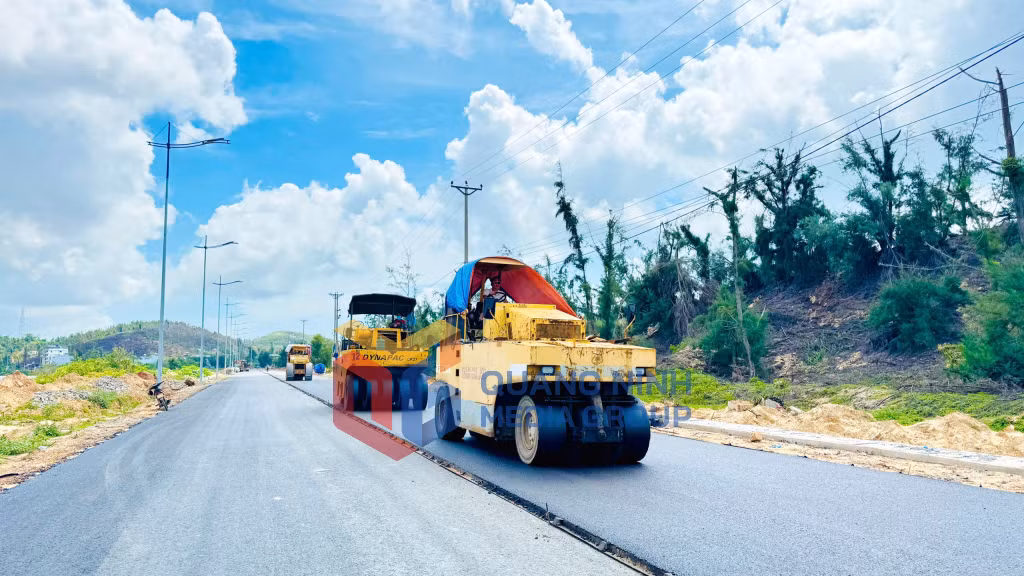 Dự án cải tạo, nâng cấp tuyến đường trục chính Minh Châu - Quan Lạn (7-2025). Ảnh: Mạnh Trường