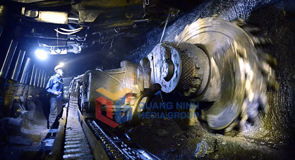 Thợ lò TKV vận hành hệ thống khai thác cơ giới hóa đồng bộ (9-2025). Ảnh: Phạm Tăng