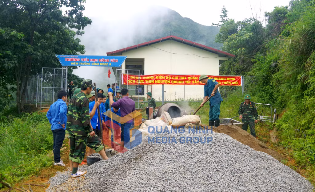 ĐTN Bộ CHQS tỉnh Quảng Ninh tình nguyện chung tay xây dựng NTM tại huyện Bình Liêu (2-2023). Ảnh: Nguyễn Dung