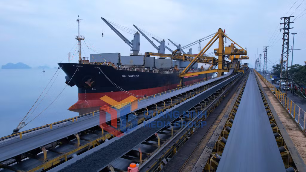 Tàu Viet Thuan Star nhận than khu vực chuyển tải cảng Cẩm Phả (1-2023). Ảnh: Phạm Tăng