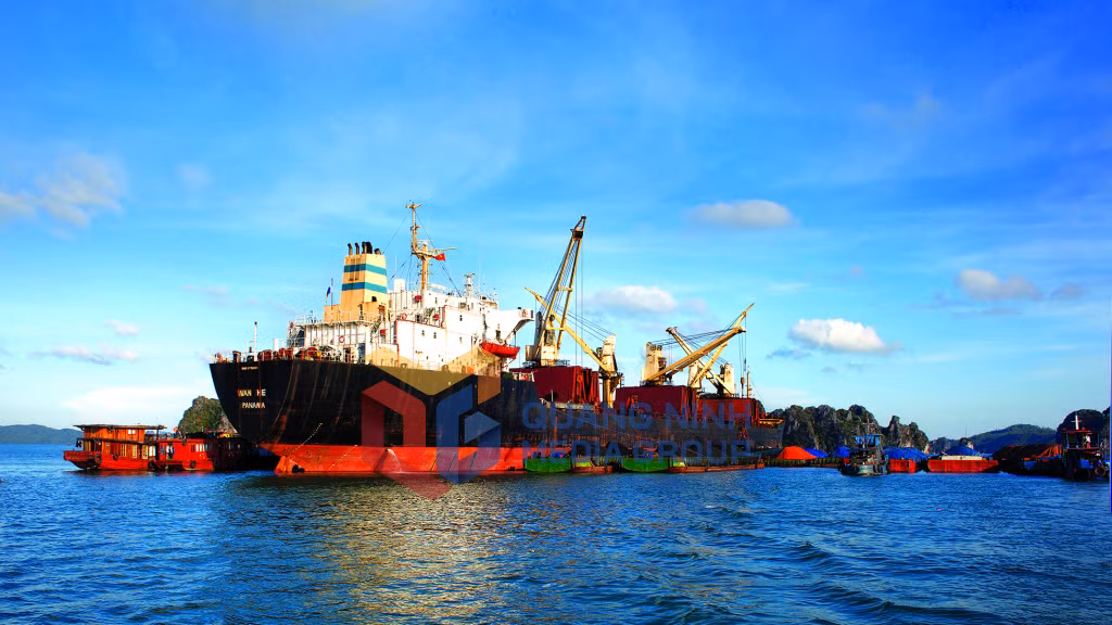 Nhập khẩu than tại điểm chuyển tải Con Ong - Hòn Nét, TP Cẩm Phả (12-2022). Ảnh: Hoàng Yến