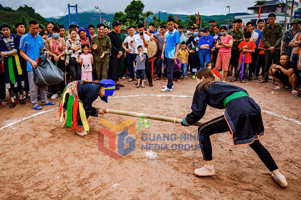 Màn thi đấu đẩy gậy nữ (dân tộc Sán Chay). Ảnh: Dương Toàn