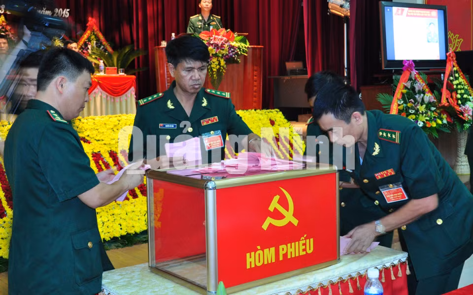 Tổ kiểm phiếu tiến hành kiểm phiếu bầu Ban Chấp hành Đảng bộ BĐBP tỉnh nhiệm kỳ 2015-2020.