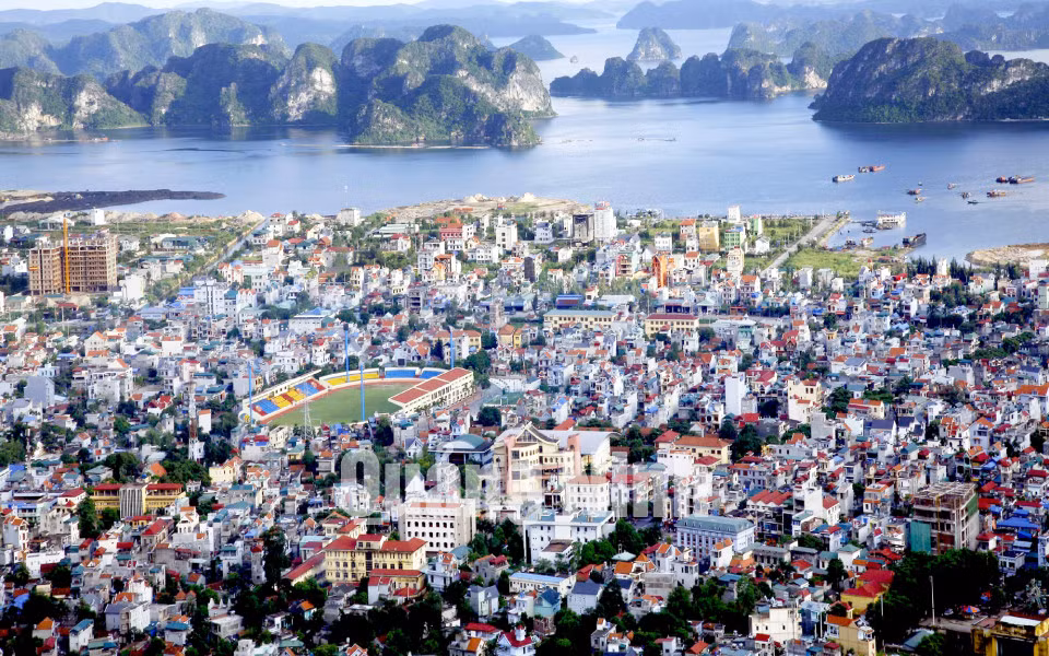 Nay là TP Cẩm Phả (Ngày 21-2-2012 Chính phủ đã ra Nghị quyết số 04/NQ-CP về việc thành lập TP Cẩm Phả trên cơ sở toàn bộ diện tích tự nhiên, dân số và các đơn vị hành chính trực thuộc của TX Cẩm Phả). Ảnh: Dương Phượng Đại (CTV)