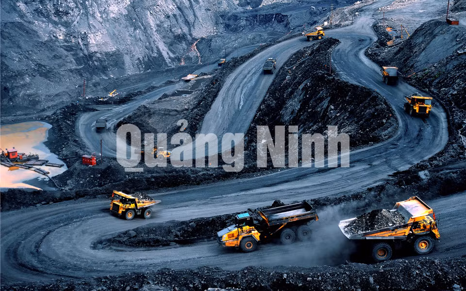 Đường trên mỏ (7-2019). Ảnh: Võ Tứ Cường (CTV)