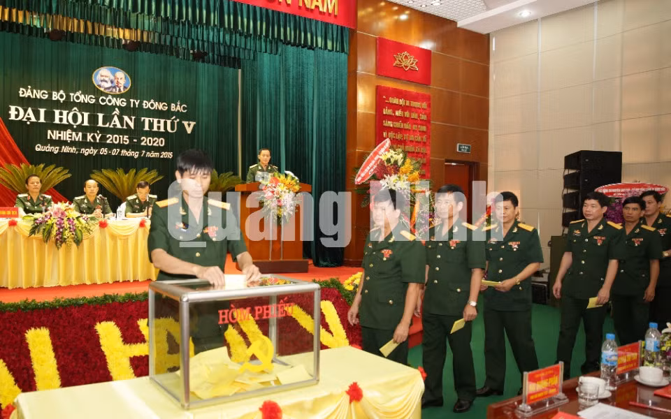 Các đại biểu bỏ phiếu bầu Ban chấp hành nhiệm kỳ mới.