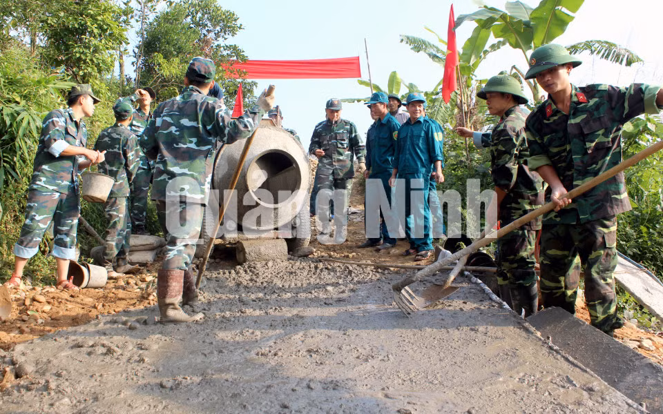 LLVT huyện Ba Chẽ hành quân dã ngoại tham gia làm đường bê tông tại xã Đồn Đạc. Ảnh: Quang Minh
