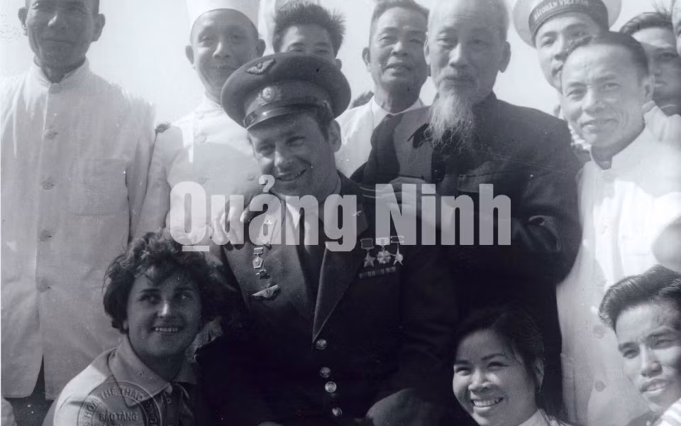 Chủ tịch Hồ Chí Minh chụp ảnh cùng với G.Titov và thủy thủ tầu Hải Lâm.