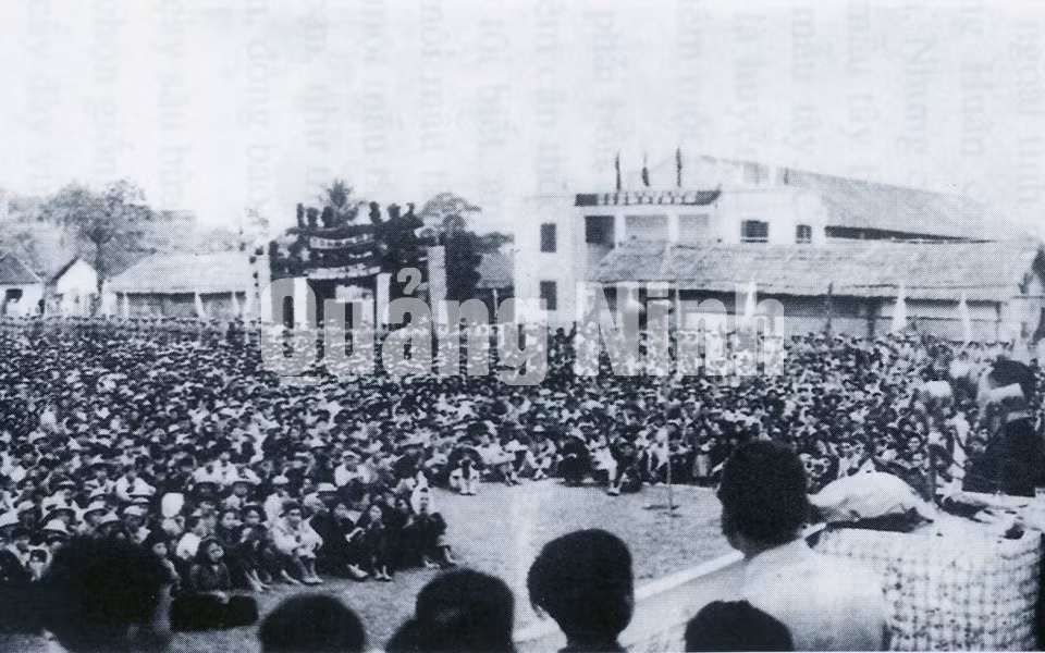 Chủ tịch Hồ Chí Minh nói chuyện với nhân dân các dân tộc tỉnh Hải Ninh tại Sân vận động TX Móng Cái (20-2-1960).