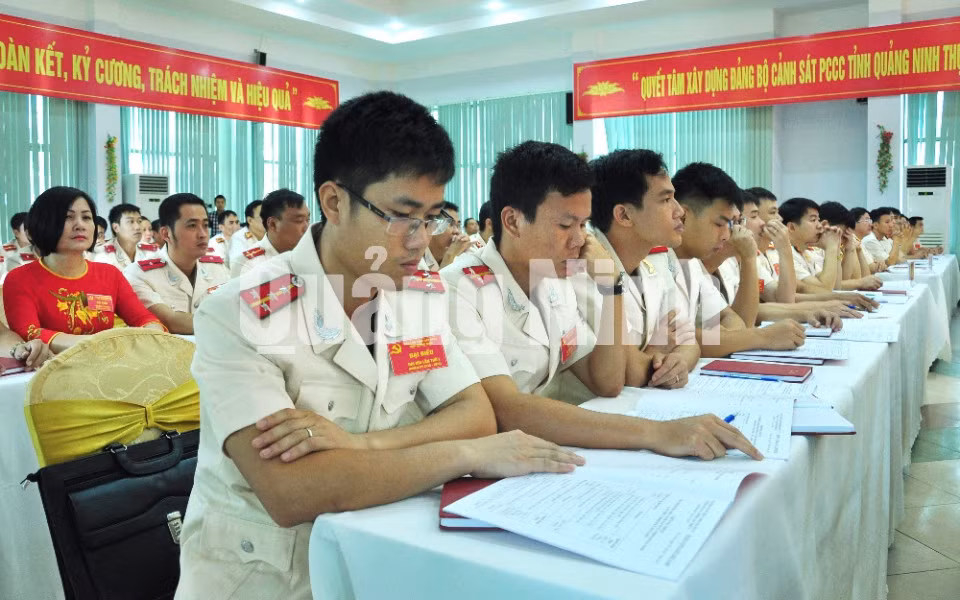 Các đại biểu nghiên cứu báo cáo chính trị.
