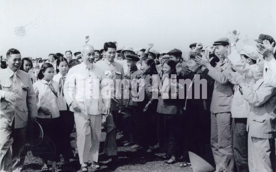 Đồng bào các dân tộc tỉnh Hải Ninh vui mừng đón Chủ tịch Hồ Chí Minh về thăm (19-2-1960).