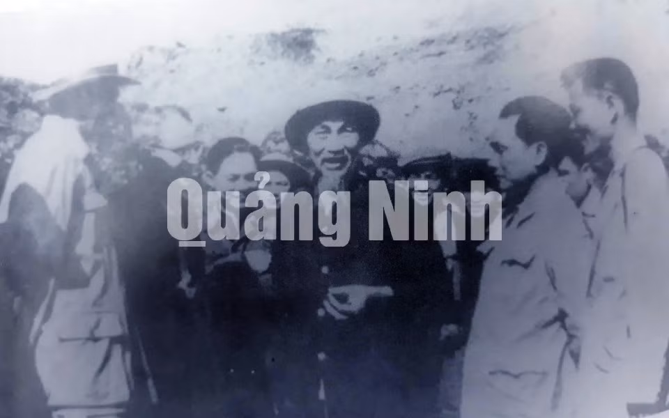 Chủ tịch Hồ Chí Minh nói chuyện với cán bộ, công nhân mỏ Đèo Nai (30-3-1959).