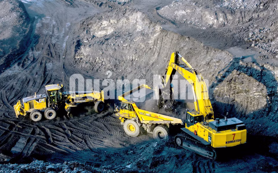Bốc xúc than tại Công ty Than Cọc Sáu (9-2016). Ảnh: Dương Phượng Đại (CTV)