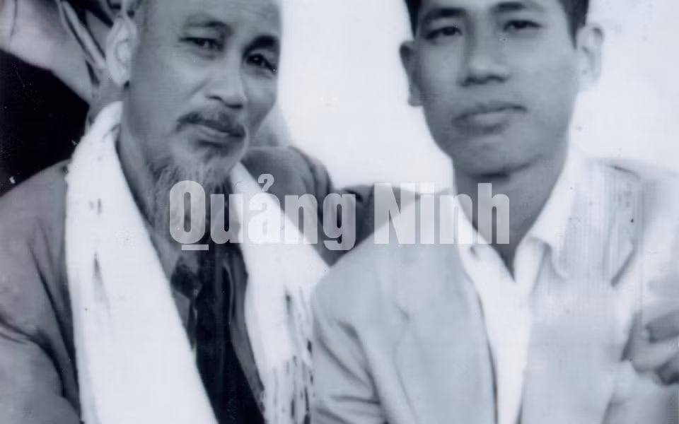 Chủ tịch Hồ Chí Minh chụp ảnh cùng với đồng chí Nguyễn Tuân, Bí thư Khu ủy Hồng Quảng.
