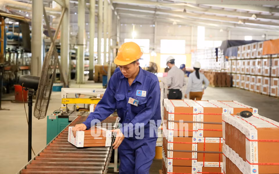 Sản xuất ngói tại Công ty Viglacera Hạ Long. Ảnh: Hùng Sơn