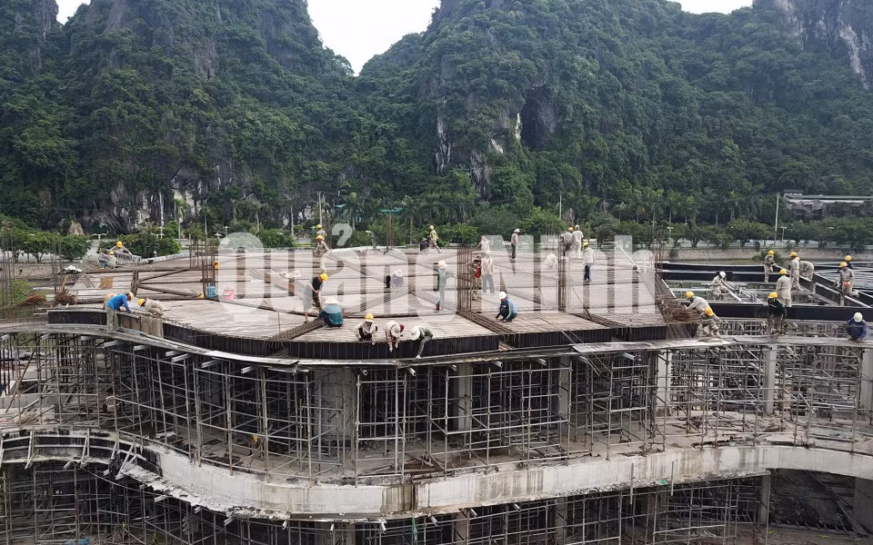 Thi công Cung Văn hóa thanh thiếu nhi Quảng Ninh (8-2018). Ảnh: Đỗ Phương