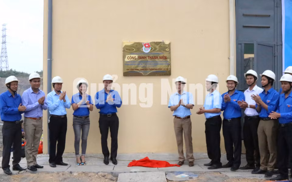 Gắn biển công trình thanh niên cấp tỉnh. Ảnh: Bá Trình