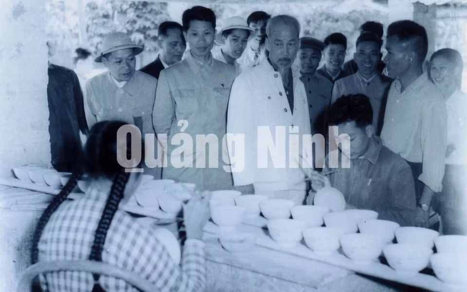 Chủ tịch Hồ Chí Minh thăm dây chuyền sản xuất bát tại Xưởng gốm sứ Dụ Phong.