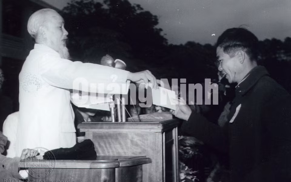 Chủ tịch Hồ Chí Minh tặng thiệp chúc tết cho ông Vòong Tống Hôn, HTX Hùng Tiến, huyện Cẩm Phả vì thành tích trồng được 11.000 cây xanh lên tốt (2-2-1965).