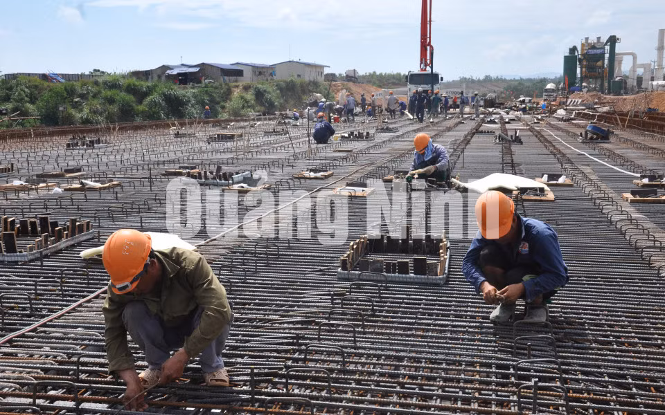 Hoàn thiện buộc những mối cốt thép còn thiếu đảm bảo chất lượng. Ảnh: Thái Cảnh