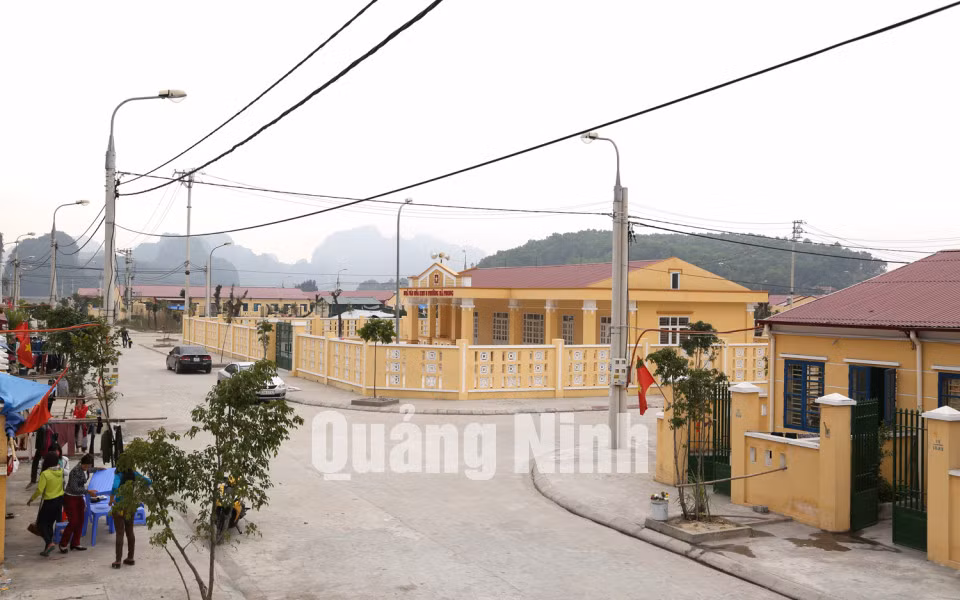 Tháng 6-2014, hơn 600 hộ dân sinh sống lênh đênh ở các làng chài trên Vịnh Hạ Long đã được di dời lên bờ, an cư tại khu 8, phường Hà Phong (TP Hạ Long). (Trong ảnh: “Phố làng chài” trên bờ ở khu Hà Phong, TP Hạ Long). Ảnh: Đỗ Giang