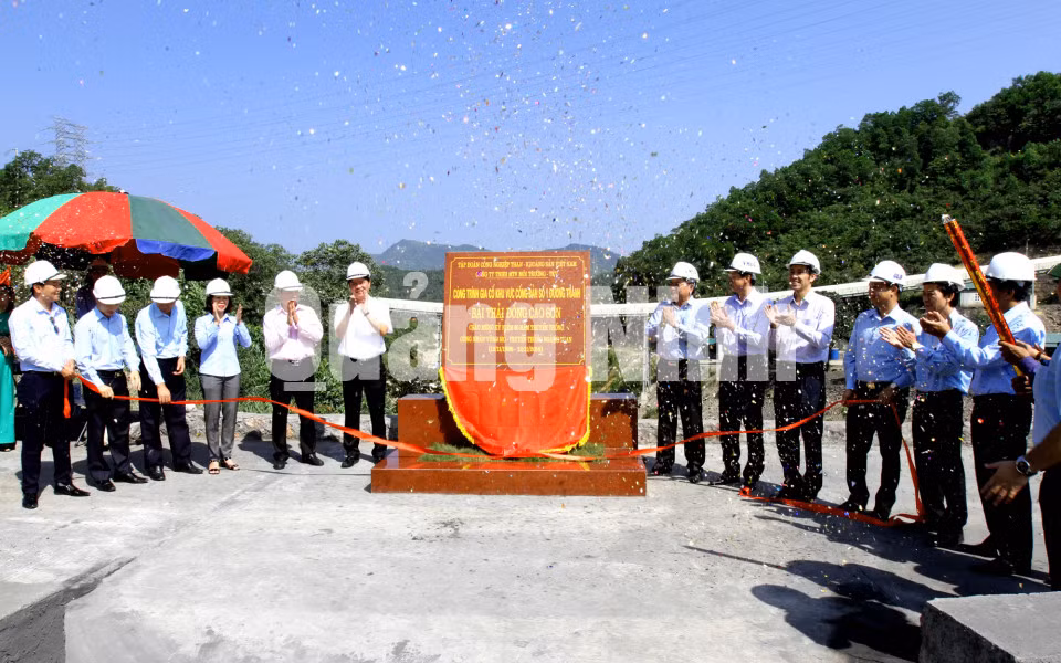 Gắn biển công trình “Gia cố khu vực cống bản số 1, đường tránh bãi thải Đông Cao Sơn”. Ảnh: Dương Phượng Đại