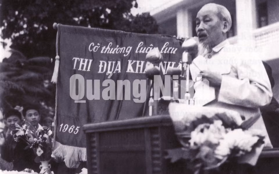 Chủ tịch Hồ Chí Minh và Cờ thưởng luân lưu thi đua khá nhất tặng ngành than.