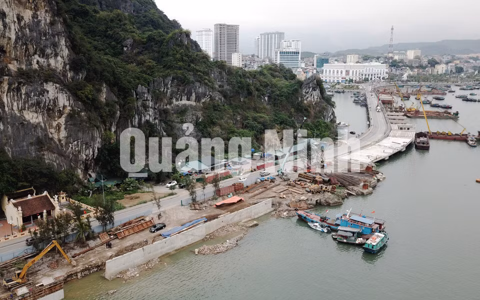 Toàn cảnh thi công đường bao biển núi Bài Thơ (3-2019). Ảnh: Đỗ Phương