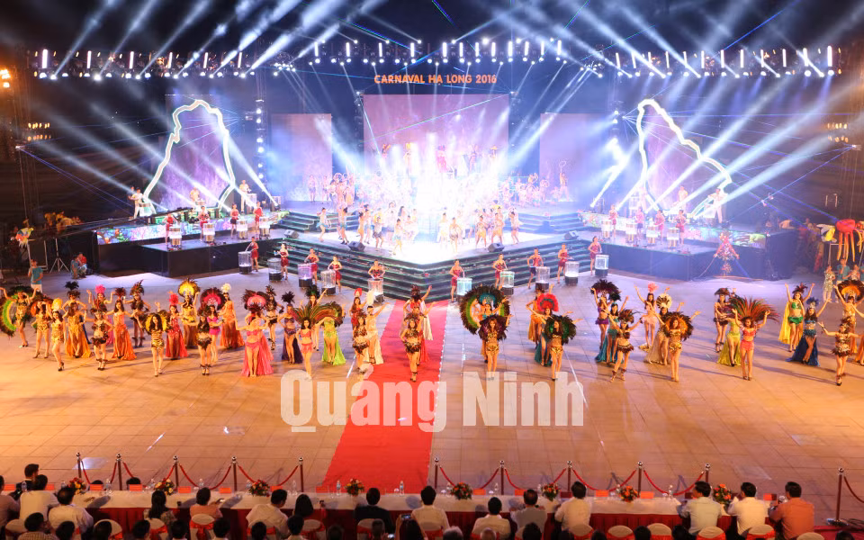 Nhằm tạo thêm các sản phẩm du lịch hấp dẫn để thu hút khách du lịch, từ năm 2007, tỉnh Quảng Ninh đã quyết định tổ chức Carnaval Hạ Long thường niên (Trong ảnh: Lễ hội Carnaval năm 2016). Ảnh: Khánh Giang