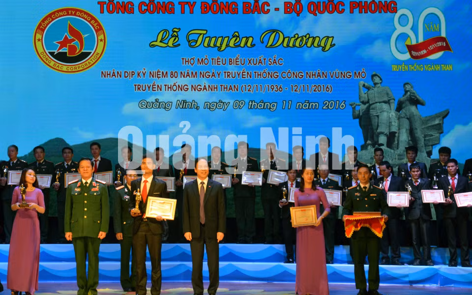 Tối 9-11-2016, Tổng Công ty Đông Bắc tổ chức Lễ tuyên dương thợ mỏ tiêu biểu xuất sắc của Tổng Công ty năm 2016. Ảnh: Trúc Linh