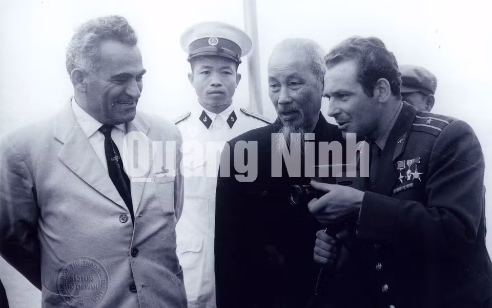Chủ tịch Hồ Chí Minh trò chuyện cùng G.Titov và Đai sứ Liên Xô tại Việt Nam trên tầu Hải Lâm thăm Vịnh Hạ Long.