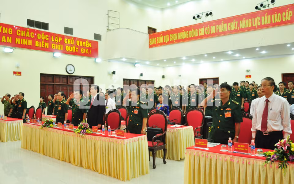 Các đại biểu chào cờ tại Đại hội.
