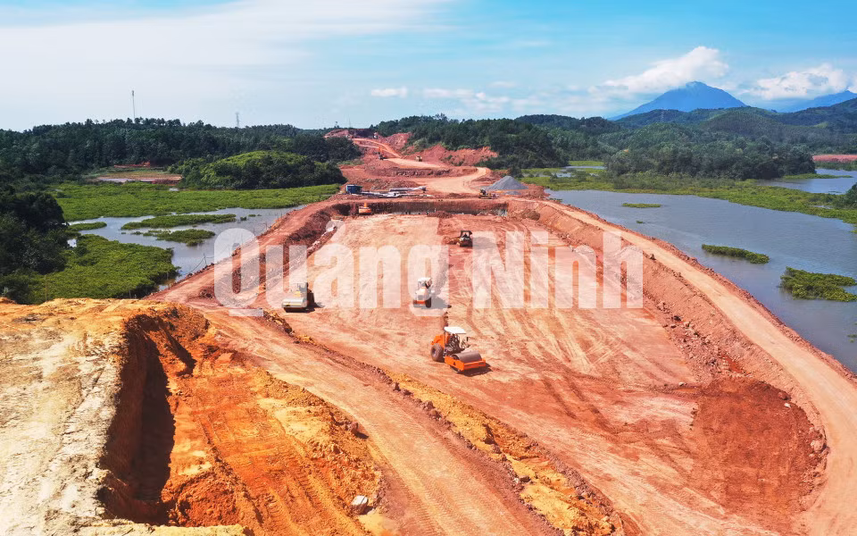 Trên toàn tuyến Tiên Yên - Móng Cái (10-2020). Ảnh: Đỗ Phương