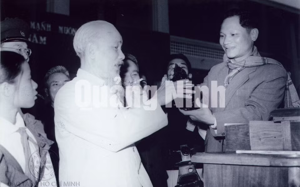 Đòng chí Nguyễn Thọ Chân, Bí thư Tỉnh ủy Quảng Ninh biếu Bác Hòn than đầu tiên của kế hoạch khai thác năm 1965 vì miền Nam ruột thịt.