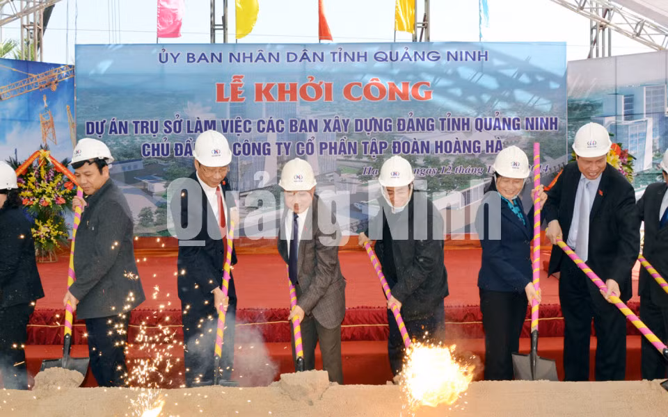 Các đại biểu động thổ dự án xây dựng Công trình trụ sở Trụ sở Liên cơ quan số 4 (12-12-2014). Ảnh: Hoàng Nga