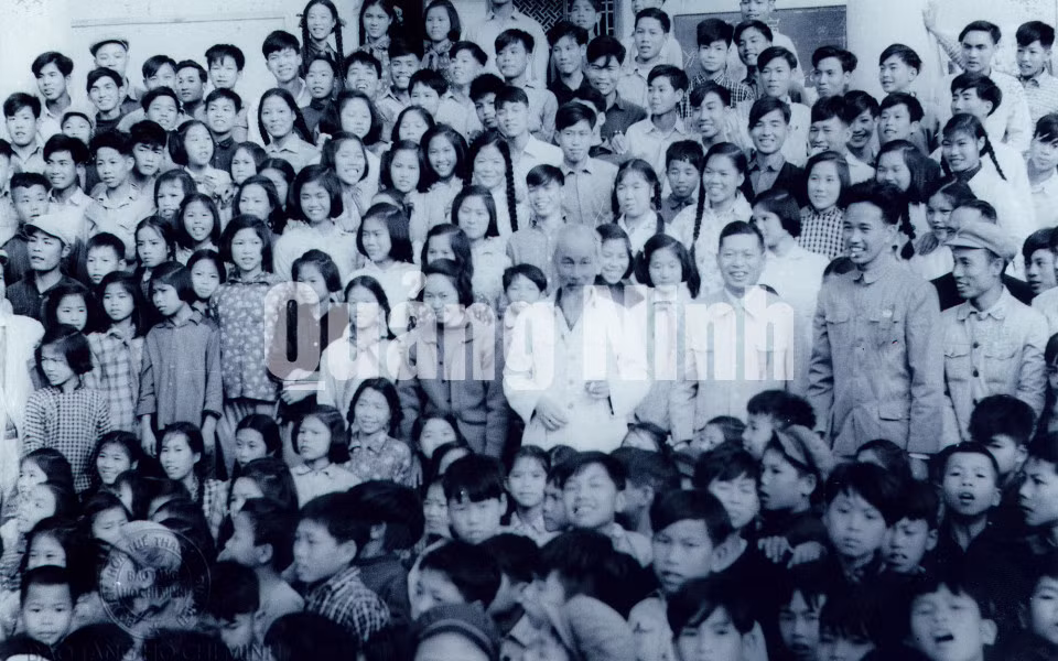 Chủ tịch Hồ Chí Minh thăm một lớp học và chụp ảnh cùng thầy, trò Trường Tiểu-Trung học Hoa Văn, TX Móng Cái.
