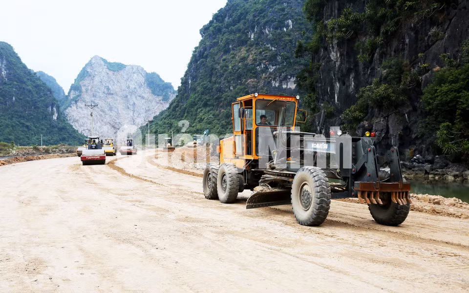 Nhà thầu thi công đắp nền đường bao biển nối TP Hạ Long với TP Cẩm Phả (12-2019). Ảnh: Đỗ Phương