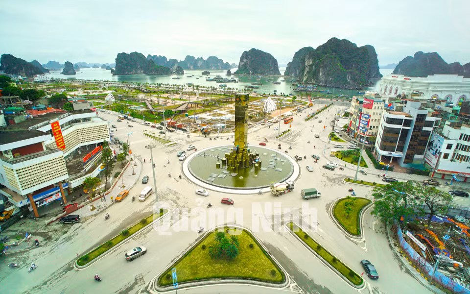 Cột Đồng hồ nay là ngã 5 trung tâm TP Hạ Long. Ảnh: Minh Thu
