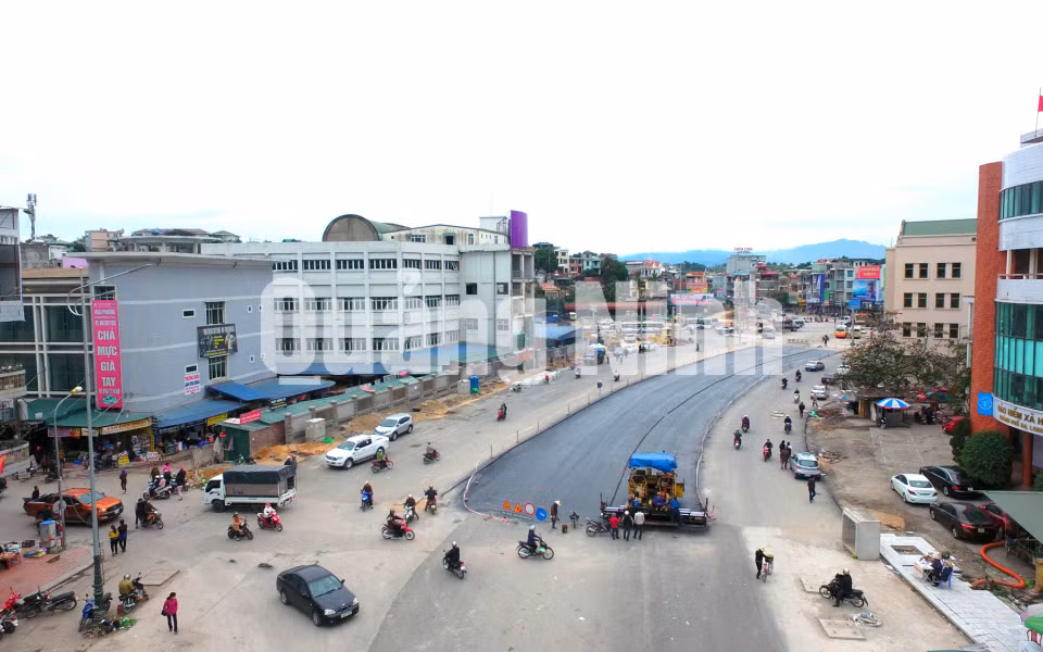 Thi công dự án tại Ngã 4 Loong Tòong. Ảnh: Khánh Giang