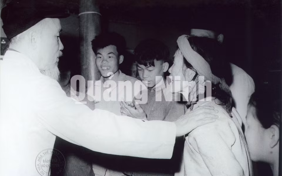 Chủ tịch Hồ Chí Minh chúc Tết gia đình ông bà Trần Mộc Sinh, dân tộc Hoa ở thôn Khe Cát, xã Minh Thành, huyện Yên Hưng (nay là TX Quảng Yên) (2-2-1965).