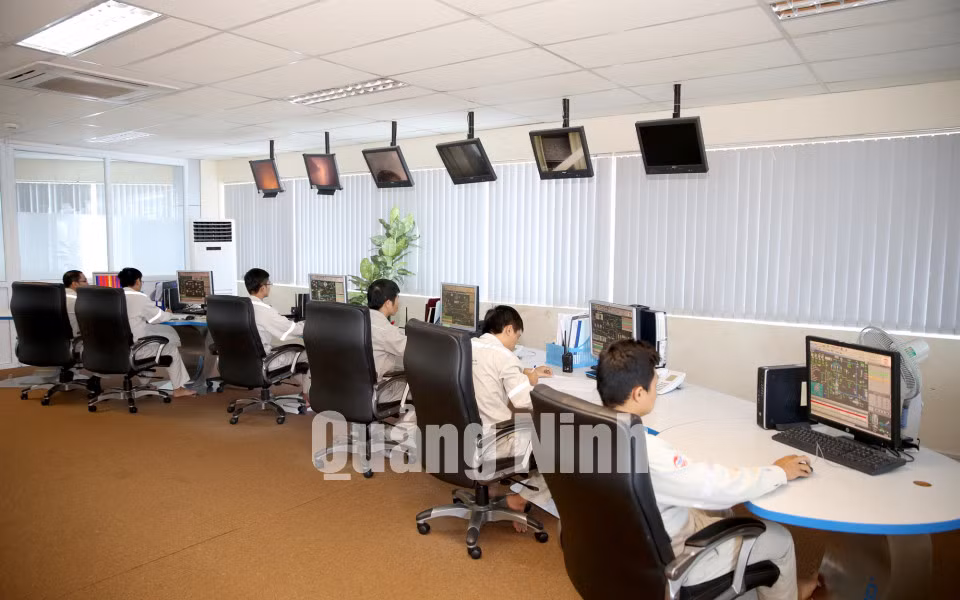 Phòng điều hành giám sát quy trình sản xuất xi măng. Ảnh: Khánh Giang