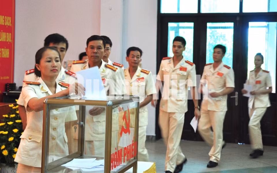 Các đại biểu bỏ phiếu bầu BCH khóa mới.