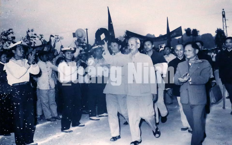 Bộ đội và nhân dân đảo Quảng Ninh đón chào Chủ tịch Hồ Chí Minh (2-2-1965).