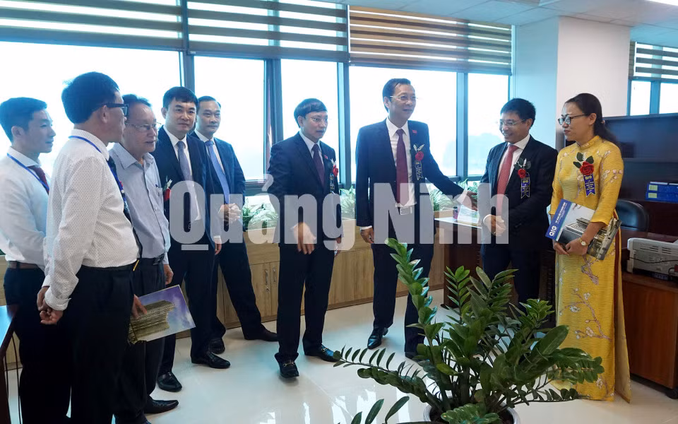 Các đồng chí lãnh đạo tỉnh tham quan Trụ sở Liên cơ quan số 3 (7-2019). Ảnh: Minh Đức