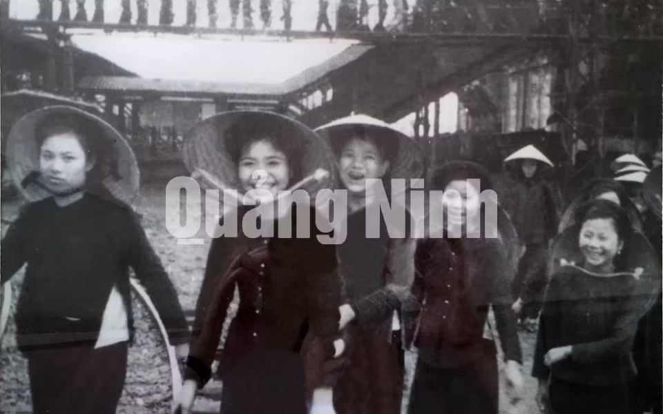 Nữ công nhân Nhà sàng Cửa Ông vui vẻ đi làm sau ngày giải phóng. Ảnh tư Liệu