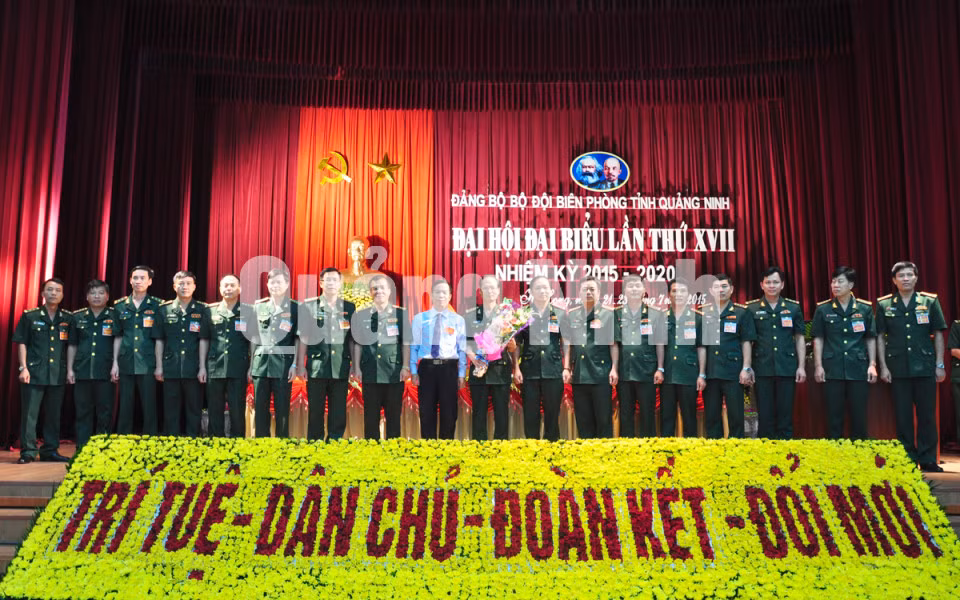 Ban Chấp hành Đảng bộ BĐBP tỉnh khóa XVII ra mắt Đại hội.