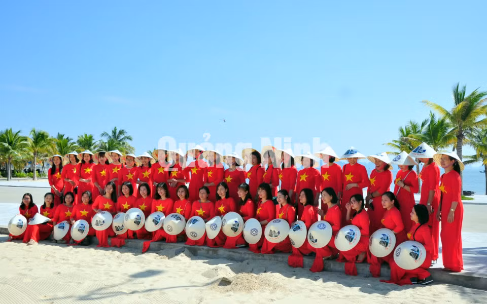 Tà áo dài thướt tha, duyên dáng bên bờ Vịnh Hạ Long (10-2020). Ảnh: Đỗ Phương